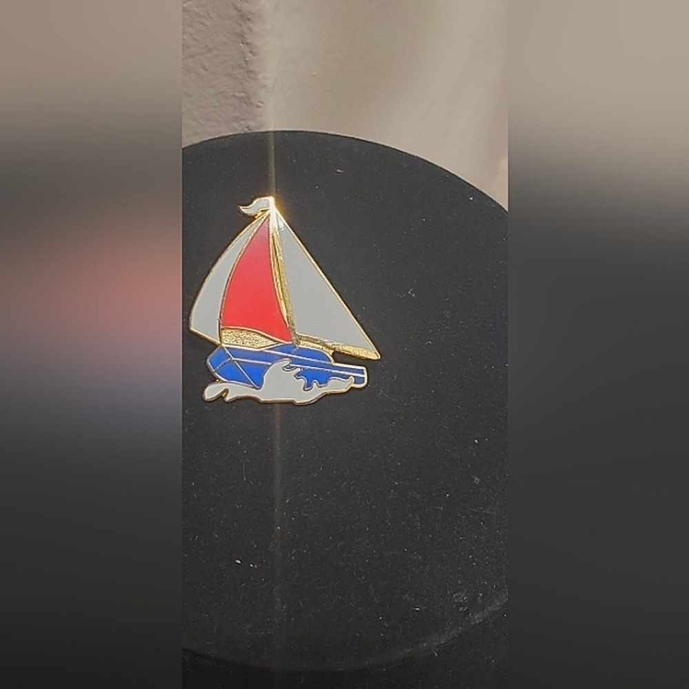 Vintage Sailboat Brooch Red And White. 🌴